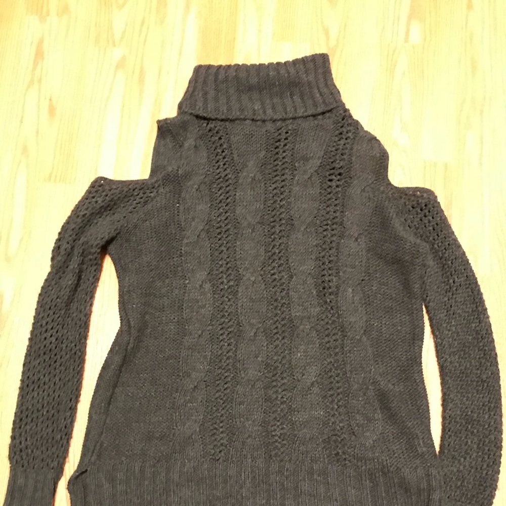 American Eagle turtle neck cold shoulder sweater